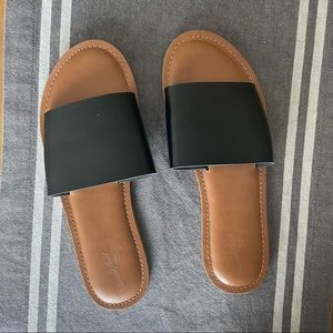 NEW Univeral Thread Black Slide Sandals